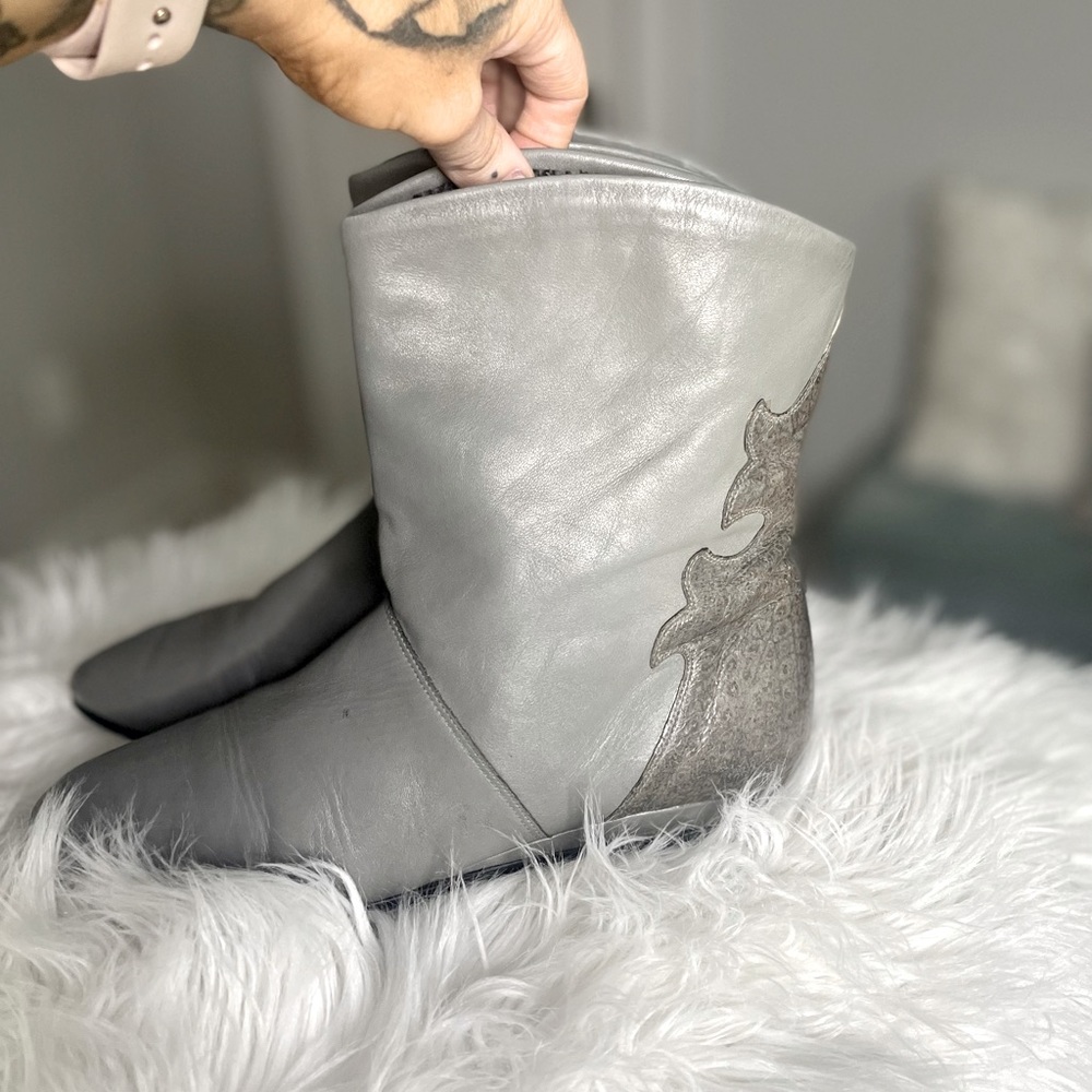 Very vintage Salamander gray booties.. size 7